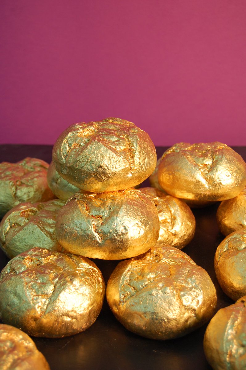 Gold and bread, two differents treasure but precious at same way… #ludovicamundsen 
.LovelyToSeeYou. 
#ntf #digitalwork #cryptoart #ntfs #NFTcommunity #art #contemporaryart #digitalart #visualart