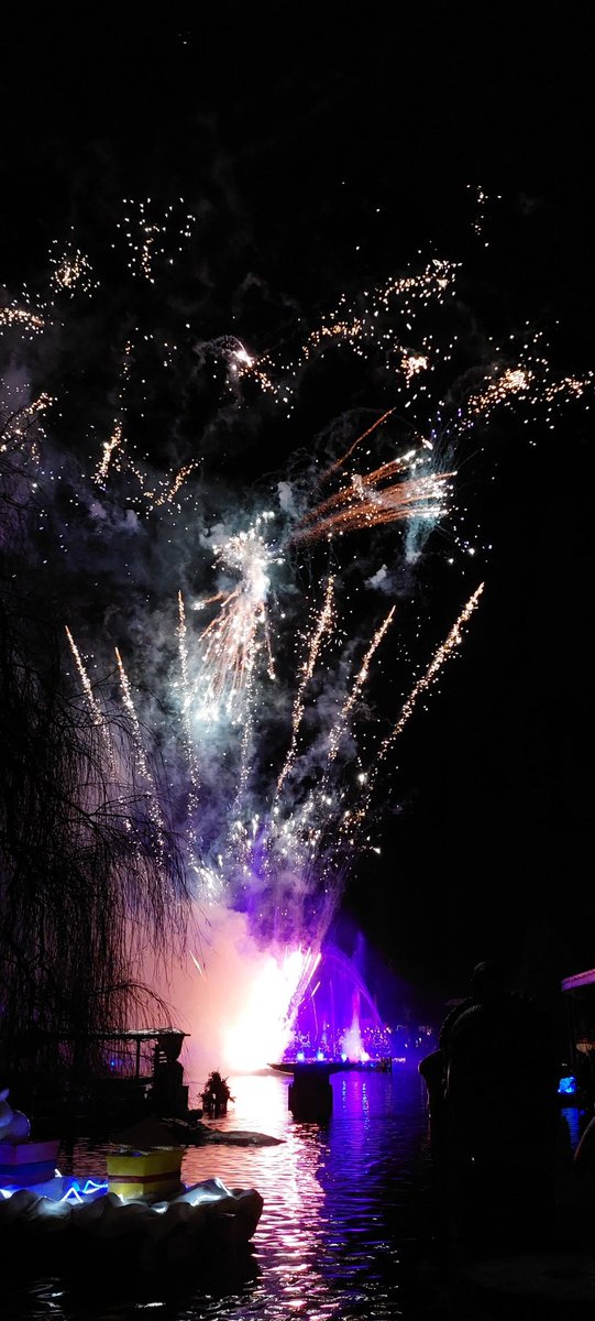 PatrickMarxx's tweet photo. Heute schon wieder Feuerwerk... #SameShotDifferentDay #Winter #LenaFindetMeineTweetsDoof #MirIstDasAberEgal #DankeLena #Zwinkersmilie https://t.co/36HXIxcldg