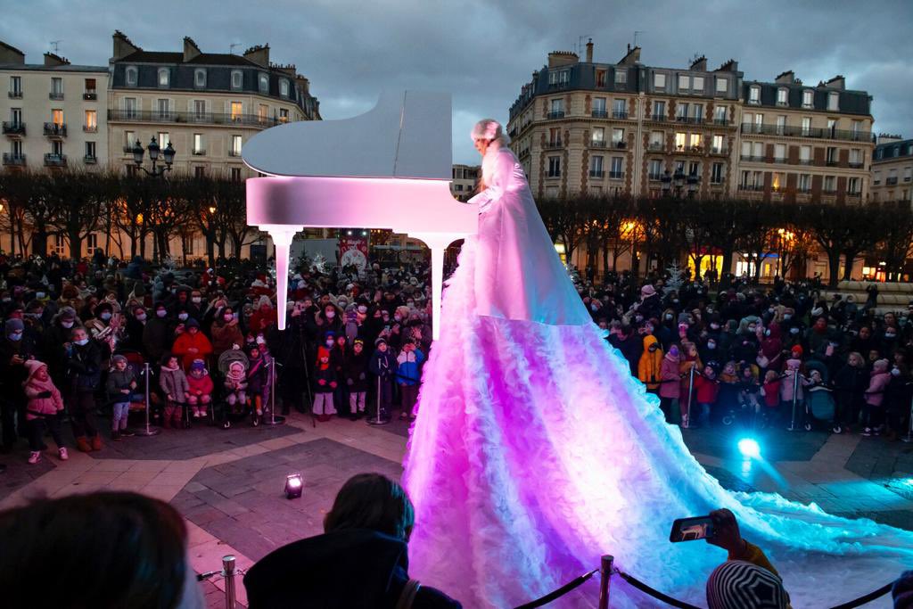 villelevallois's tweet photo. ✨🎹 FÉERIE et POÉSIE ce soir à l’HÔTEL DE VILLE, avec la 1ère séance du SON ET LUMIÈRE de #LEVALLOIS !

📸 Retour en images sur la soirée de lancement avec le sublime FLYING PIANO et l’incroyable MAPPING VIDÉO. https://t.co/0ovaKqliIR