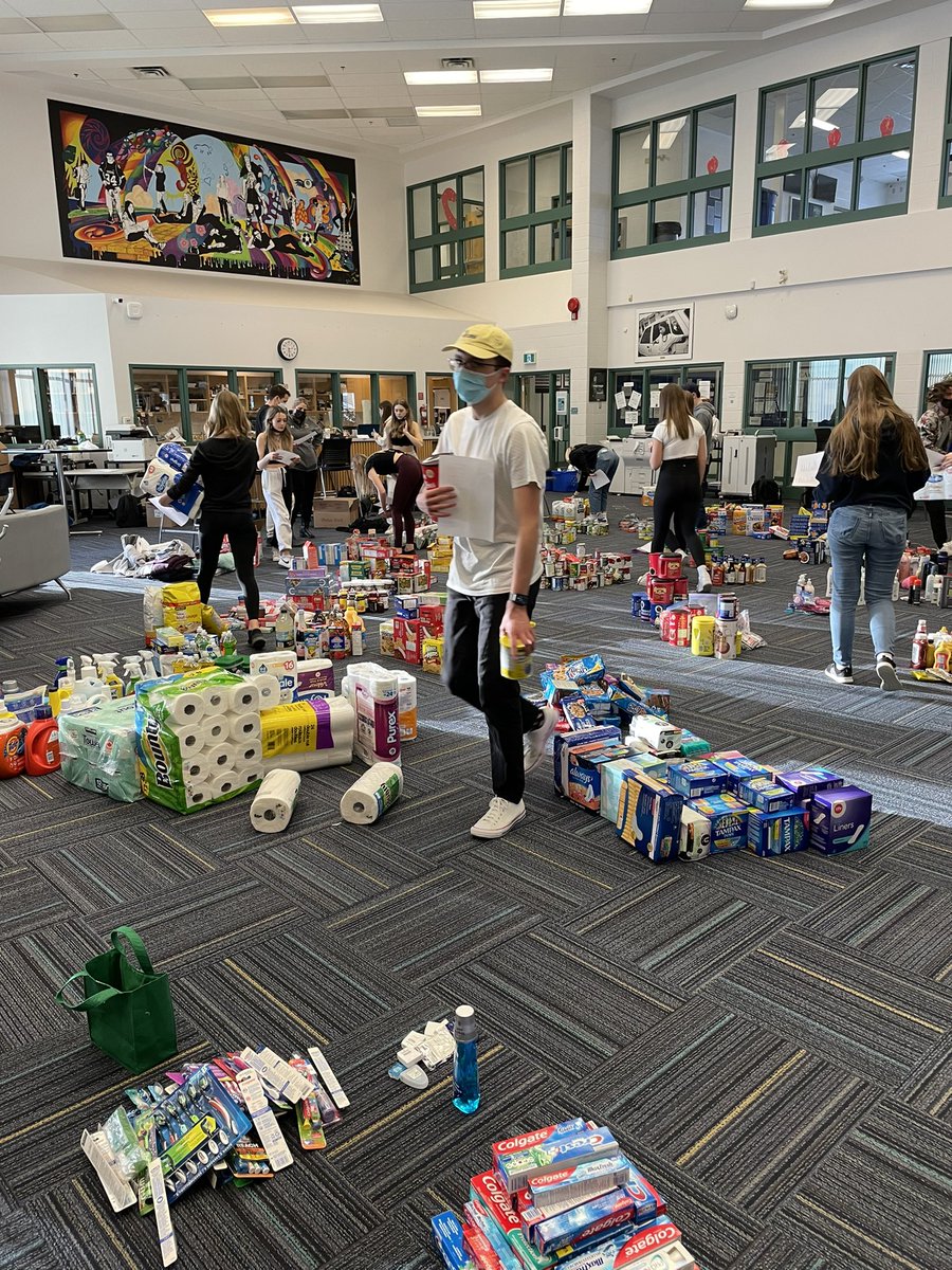 BVHS_Bobcats's tweet photo. Our amazing leadership students and teachers are hard at work putting together hampers! #BVcares #HelpingHampers2021 https://t.co/Ym2rgdmOP3
