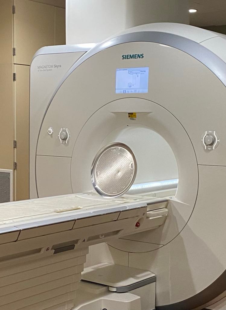 tobiasgilk's tweet photo. Jealous of my friend, @KrisSeitz1, who's demonstrating to her staff Lenz forces in #MRI (mind-bending stuff, if you've not seen it before). Don't worry, the round pan is non-ferrous aluminum. #MRIsafety https://t.co/ipv8dfMC2k