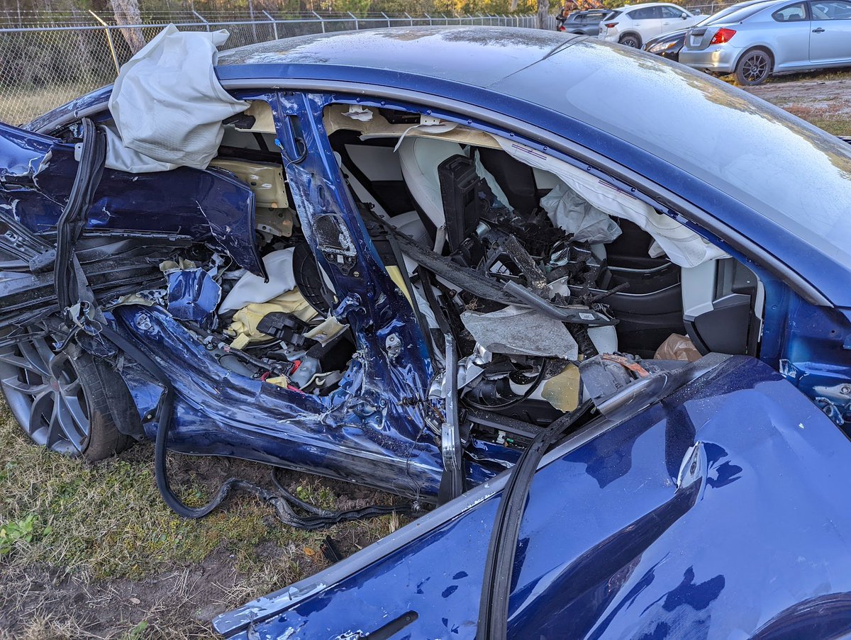 Giveaway! As many know we were involved in a car accident that totaled my Model 3. Luckily, I was able to get many of the accessories. Just follow and retweet to enter to win all of the following: @getjeda Tray\Pad v3\M3 Hub (2017-mid2020)\SSD Winner to be announced 12/17