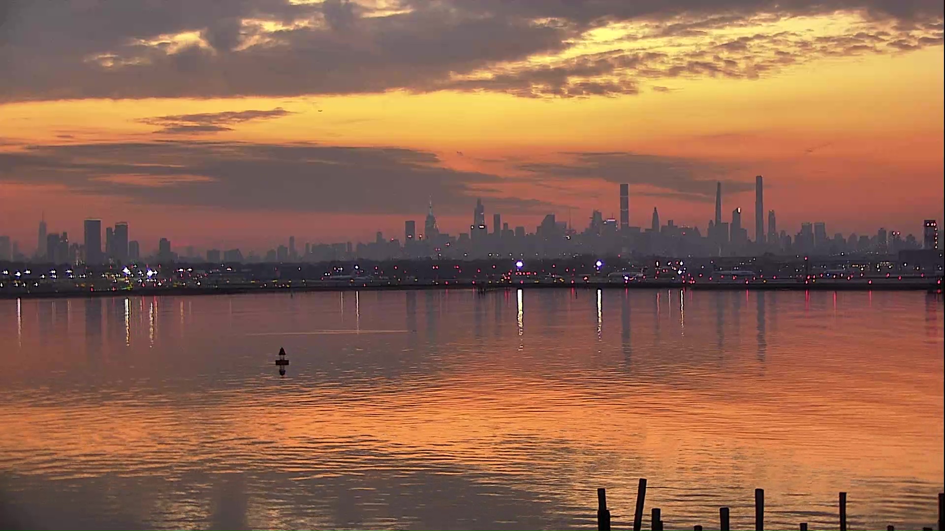 Airport Webcams on Twitter: "A nice New York City 'desktop wallpaper'  sunset right now, courtesy of the La Guardia Airport webcam:  https://t.co/2SEM1lZSBX https://t.co/OxO8vDP63w" / Twitter
