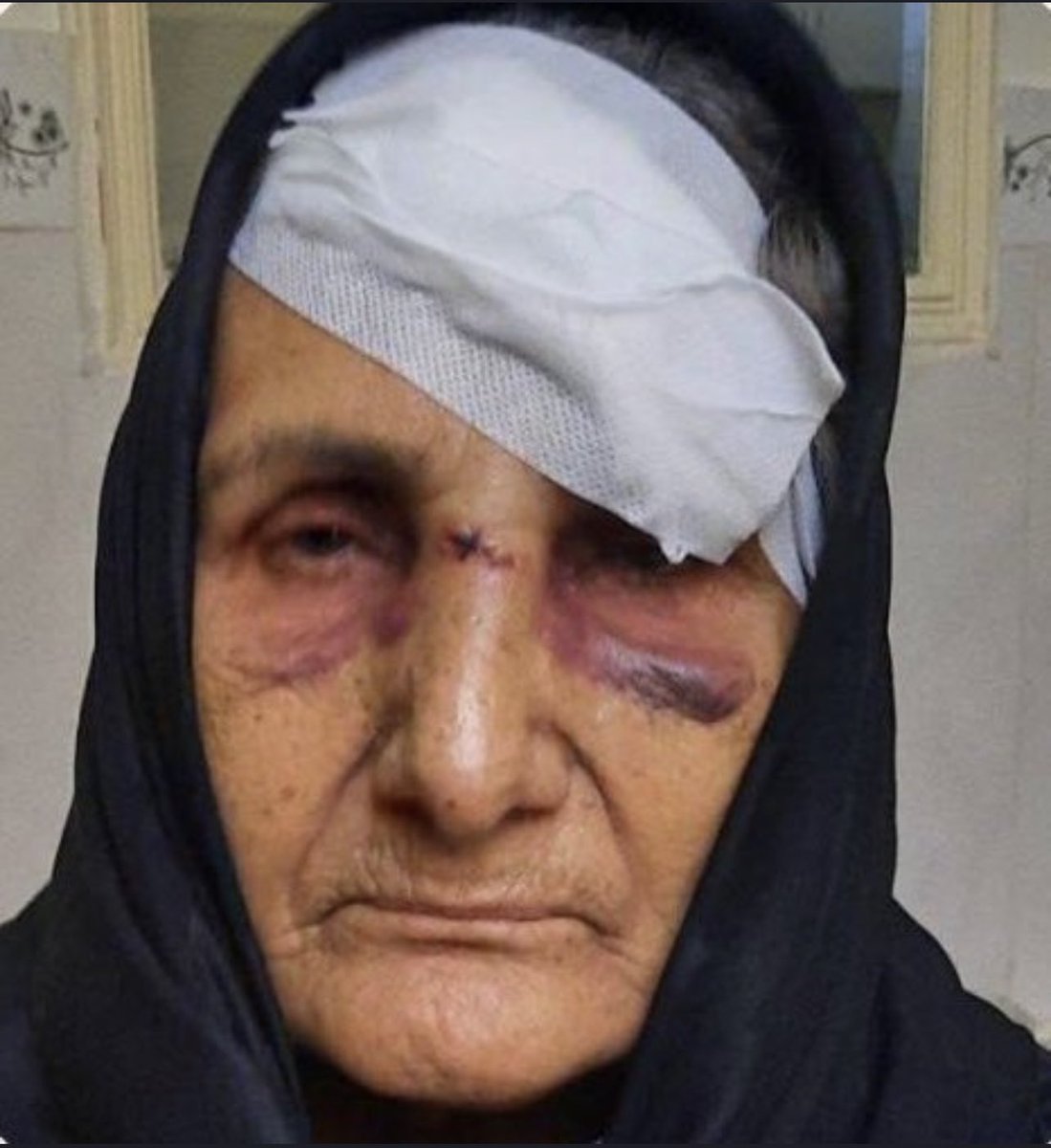 abmomeni's tweet photo. مگر نشنیده بودیدکه امام علی (ع)
“شنیده ام به زنی تعدی شده است اگر هرفردی باشنیدن این موضوع از روى تأسف و..بميرد سزاوار است”
آیا در سیره علوی که قرار معهودتان بود قرار بود با مادر پیری که فرزندش را به ناحق در محبس کشته اند نیز چنین شود!؟

کاشکی ماشما را نديده بودیم ونمى شناختمتان https://t.co/pEM2uCZ4o5