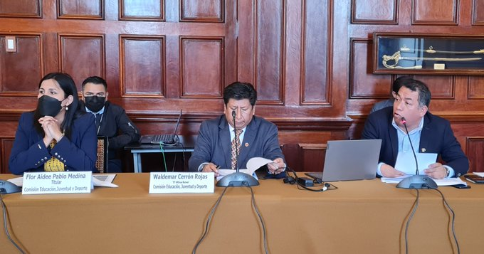 Ojo_Publico's tweet photo. #Urgente La Comisión de Educación del @congresoperu aprobó por mayoría y en medio de un proceso desordenado, el dictamen del proyecto contra la #ReformaUniversitaria que abre las puertas al funcionamiento de universidades con licencia denegada por la @SuneduPeru. https://t.co/Qoyjs3Krx2