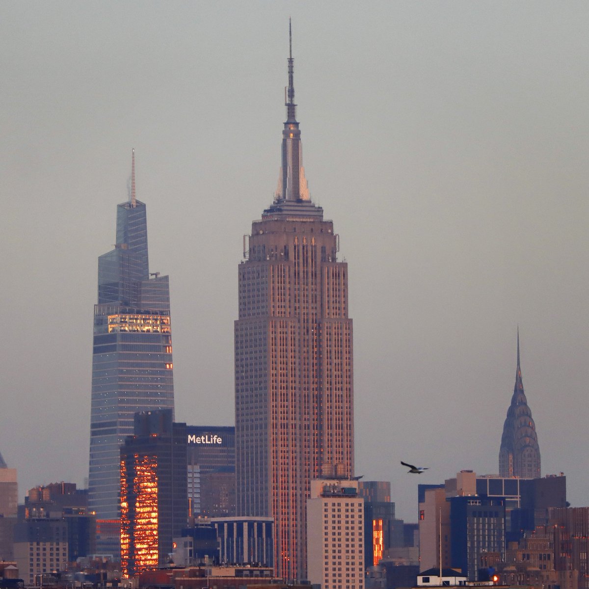 GaryHershorn's tweet photo. The mirrors inside SummitOV at One Vanderbilt reflect the setting sun behind the Empire State Building in New York City, Friday evening.
#newyork #newyorkcity #nyc @summitov @one_vanderbilt @empirestatebldg #sunset @agreatbigcity https://t.co/WJyEtdgpiF