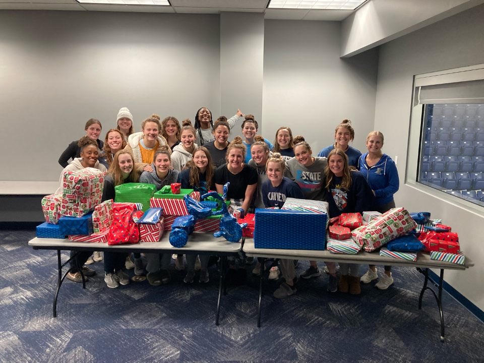 Xavier_SAAC's tweet photo. Before tomorrow’s Crosstown Shootout, @Xavier_SAAC and @GoBearcatsSAAC teamed up together to serve the community! The athletic departments raised money for Adopt-a-Family to purchase Christmas gifts for families in the area. Merry Christmas and Go X! https://t.co/cvNoRePeIw
