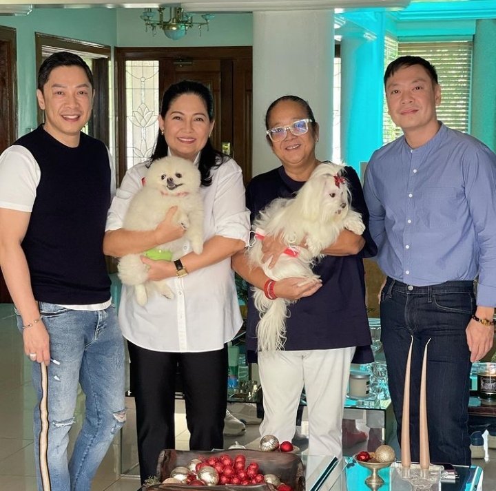 _changBELA's tweet photo. With Mama @officialmaryaph, @_changLOLA ,Tita @vafores ,Tito Mel, and Tito Mykee 🥰💚

#MaricelSoriano https://t.co/DpaCd24cuv