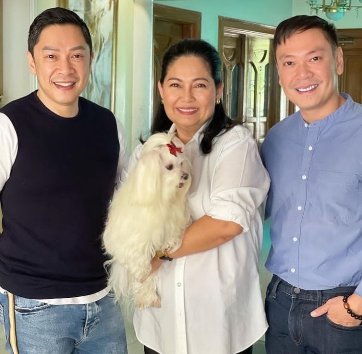 _changBELA's tweet photo. With Mama @officialmaryaph, @_changLOLA ,Tita @vafores ,Tito Mel, and Tito Mykee 🥰💚

#MaricelSoriano https://t.co/DpaCd24cuv