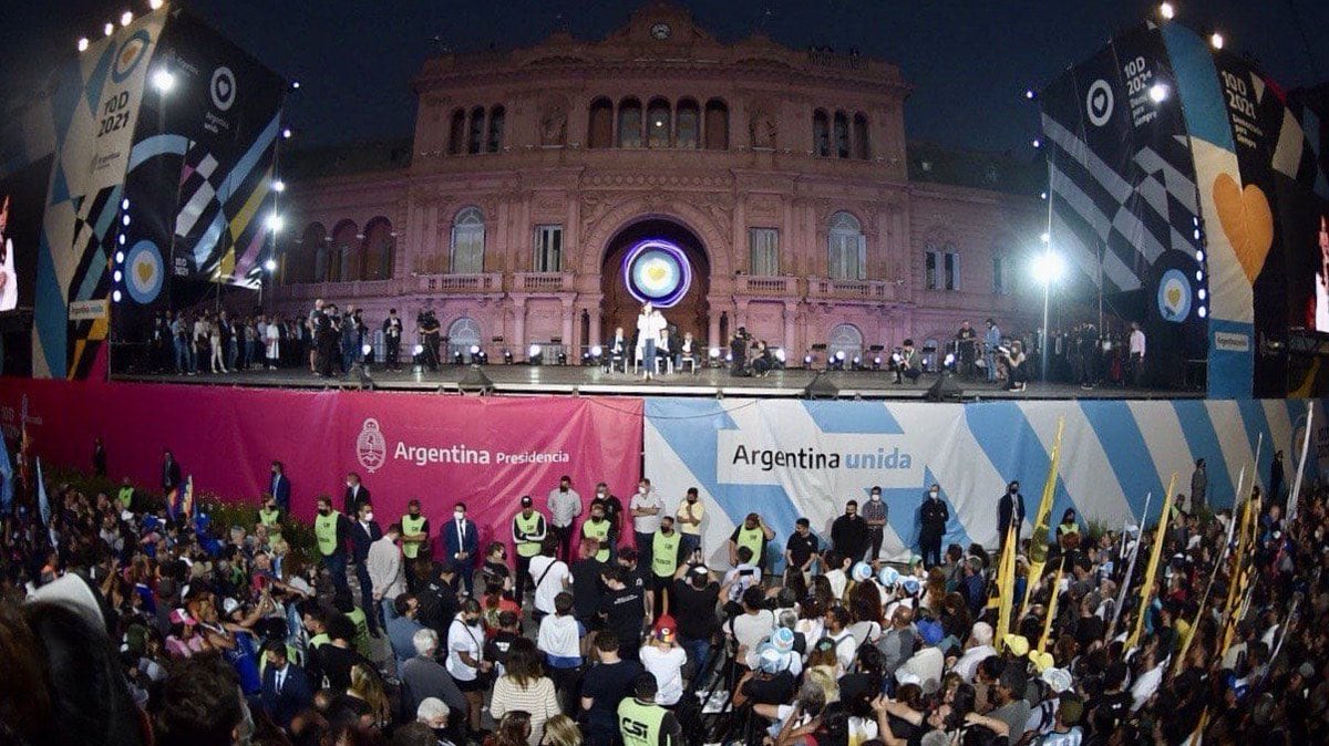 4PAgenda's tweet photo. «Que irónico celebrar la democracia cuando no la ejercen», aseveró radical opositor ante el #actoK en Plaza de Mayo https://t.co/7P8efQRqyQ https://t.co/c3evSq1RCq