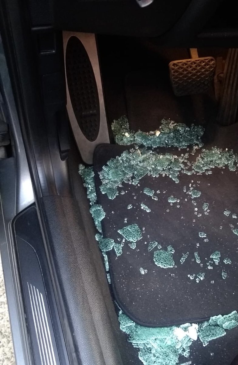 Así pulverizaron la ventana de mi carro los asaltantes que la rompieron con una pistola el 7/12/21, ya tienen tomado un semáforo en el municipio de #Naucalpan. Según personas de la zona llevan cuatro años que roban diario. ¿Cuándo va el ⁦<a href="/GobNau/">Ciudad Naucalpan / Gobierno Municipal 2025-2027.</a>⁩ a hacer algo al respecto?