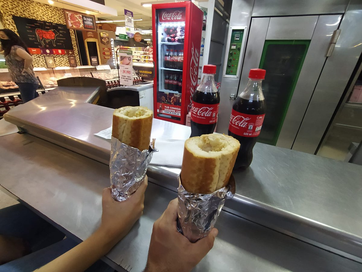 Cada vez que alguien va solo a comerse un perro francés de Mercadefam (Jumbo) se lo preparan en medio pan francés. Eso significa que la otra mitad del pan es usada para preparar el perrito de otra persona, creando una conexión invisible entre ambos comensales. [1/2]