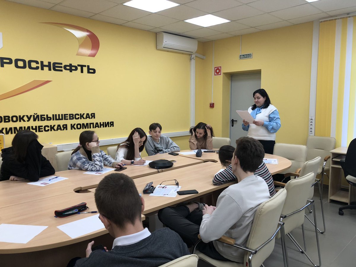 lelya732010's tweet photo. Накануне Дня Конституции, десятиклассники #СОШ5Новокуйбышевсеа, выбравшие изучение права на профильном уровне, проверили свои знания в Квест-играе «Конституция - основной закон страны». https://t.co/HQ4hEm1Vuo