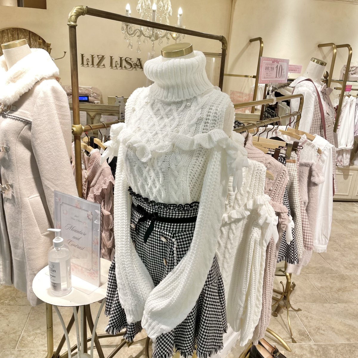 SHIBUYA109NET's tweet photo. 6階 LIZ LISA🦙🌷

ニットのオープンショルダーは
モテ女子の鉄板アイテムだよね👑

アクセントのフリルと
バックのリボンでガーリー感をプラス🎀

#109XMAS https://t.co/88Pg3PfQ8J