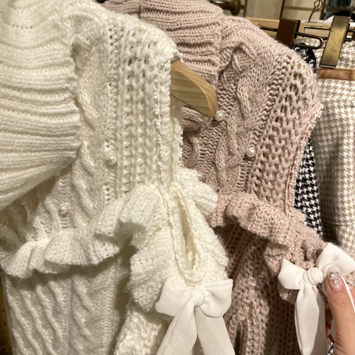 SHIBUYA109NET's tweet photo. 6階 LIZ LISA🦙🌷

ニットのオープンショルダーは
モテ女子の鉄板アイテムだよね👑

アクセントのフリルと
バックのリボンでガーリー感をプラス🎀

#109XMAS https://t.co/88Pg3PfQ8J
