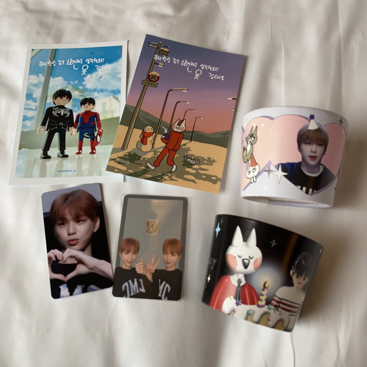 k_peach_96's tweet photo. 선특 노렸지만 지각을 해버린 전 눈물을 머금고 포기하고..
매장에 있던 배너, 포스터, 피규어 다 넘 예뻤고 컵홀더랑 특전도 넘 이쁜ㅠㅠ
이번년도 데뷔 2주년 카페에 이어서 생일 카페까지 너무 감사드려요❤️
#ColorsofDaniel
#HappyDanielDay
#너와나의_강다니엘_26번째겨울이야기 https://t.co/PmuC19byJq