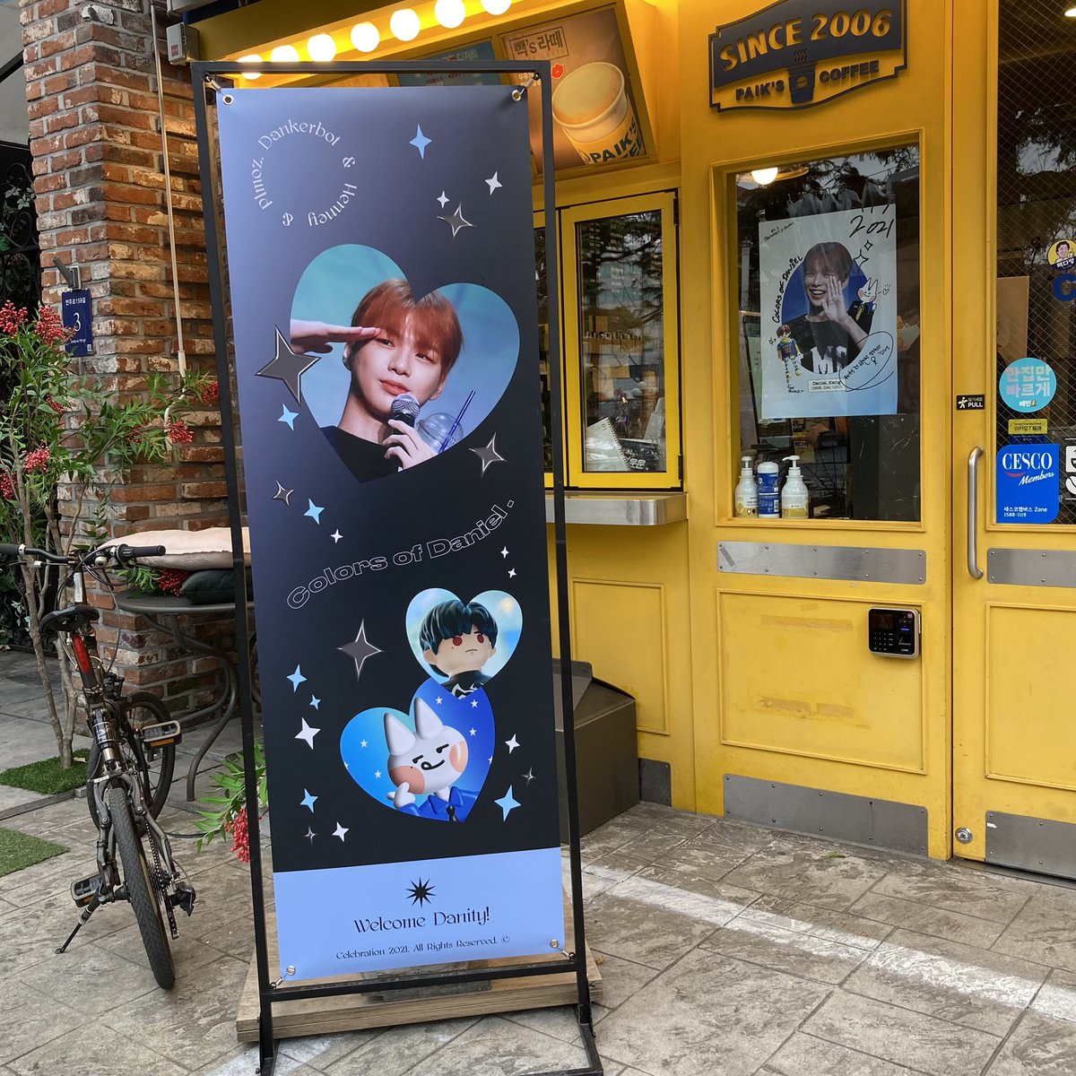k_peach_96's tweet photo. 선특 노렸지만 지각을 해버린 전 눈물을 머금고 포기하고..
매장에 있던 배너, 포스터, 피규어 다 넘 예뻤고 컵홀더랑 특전도 넘 이쁜ㅠㅠ
이번년도 데뷔 2주년 카페에 이어서 생일 카페까지 너무 감사드려요❤️
#ColorsofDaniel
#HappyDanielDay
#너와나의_강다니엘_26번째겨울이야기 https://t.co/PmuC19byJq