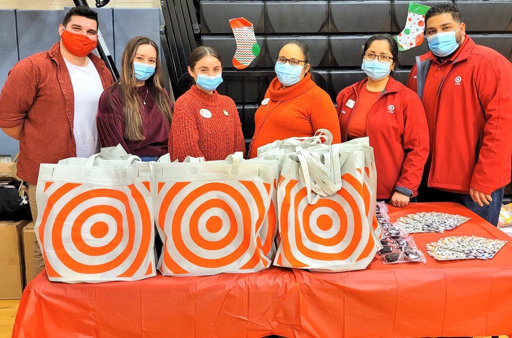 Christmas Tree Lighting and Holiday Celebration Volunteer Event at Yes We Can Community Center! #hicksvilleonbroadway #T1885 #TargetGivesBackR400 @JennyTGT <a href="/Chris_TGT/">Chris</a> <a href="/MattfromT/">MattfromTarget</a> <a href="/TinaFromTarget/">Tina Lloyd</a>