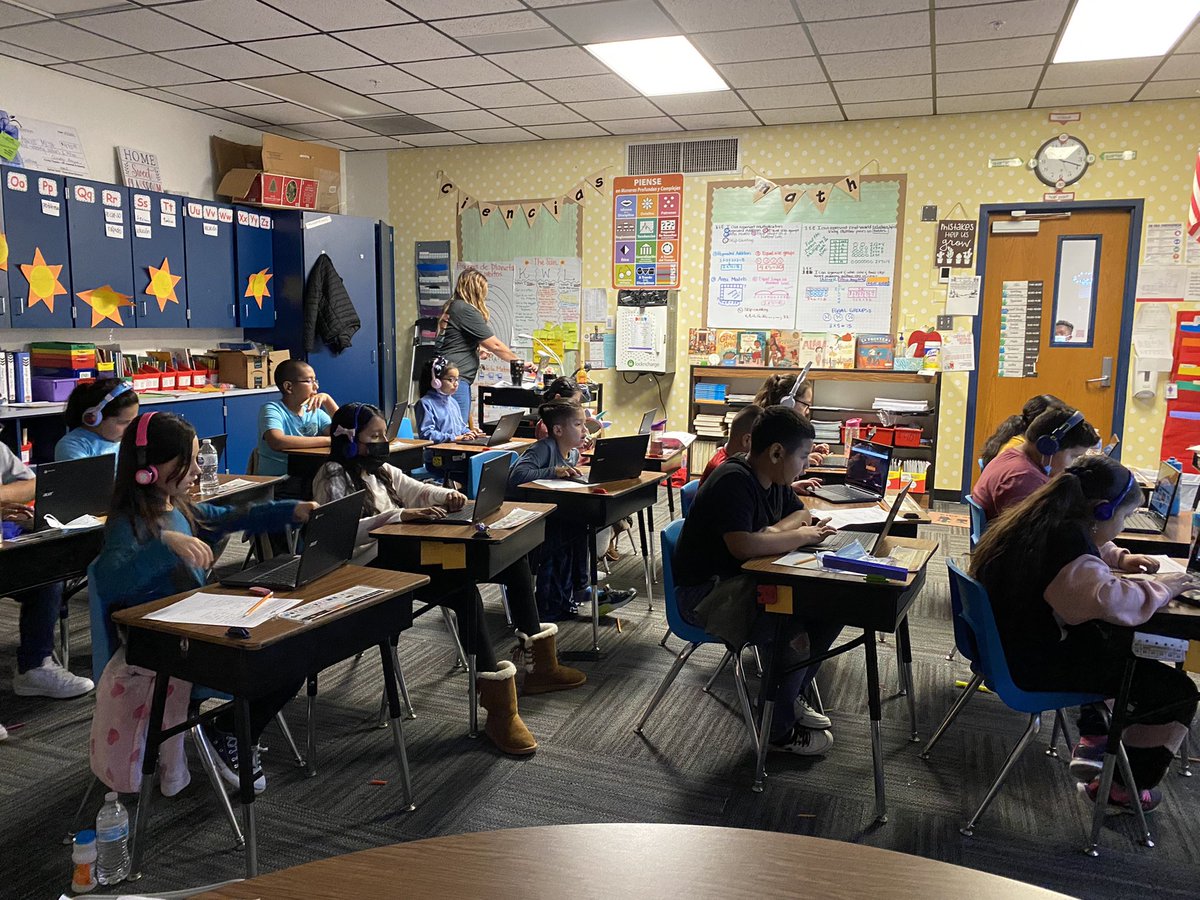 Angieeem33's tweet photo. @RochellRangers #risdcodes #hourofcode   Thank u Ms Jester! My kids had a blast! https://t.co/fJ0TRufUR0