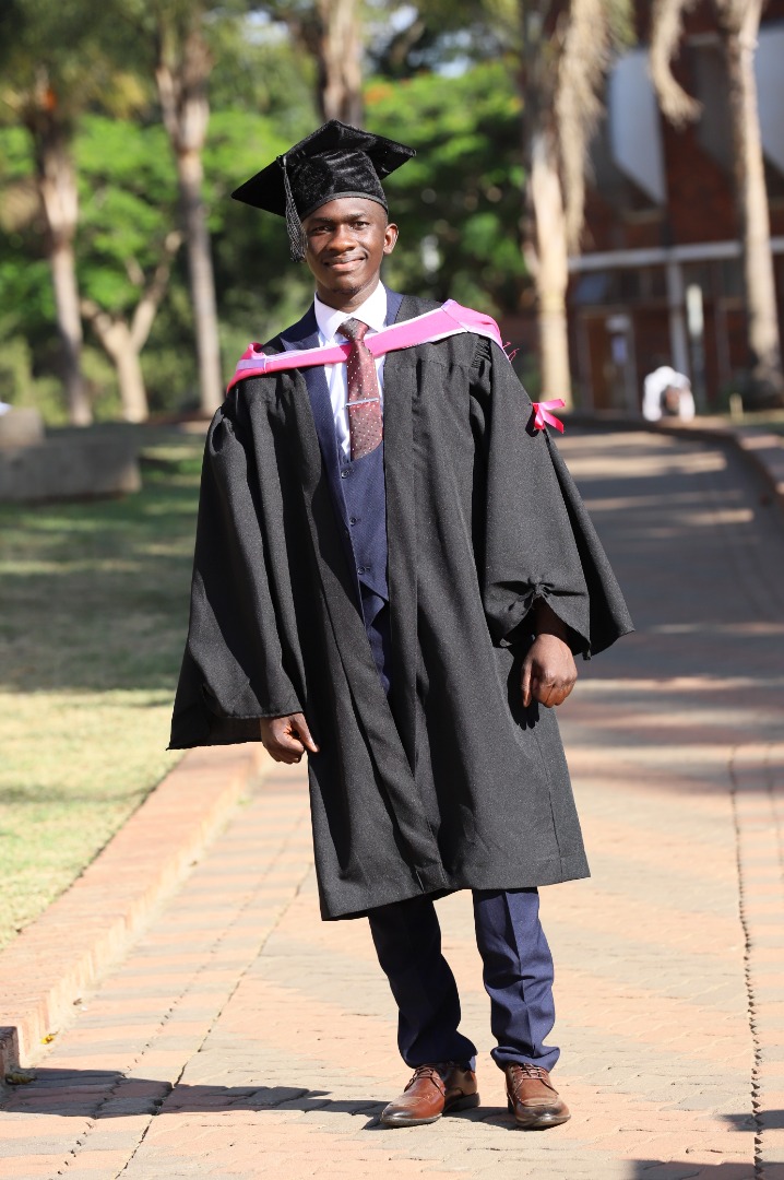 munyamsakanda's tweet photo. I am a whole doctor now. Mwari ndofanirwa kuvaitira something https://t.co/mXbvAWsELb