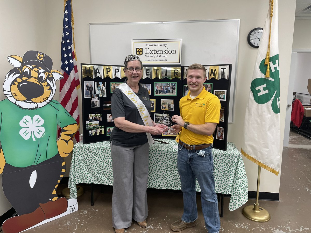 Jenny Wallach, MU Extension Youth Program Associate in Franklin County retired today after 21 years of service.  She is congratulated by Tanner Adkins, Field Specialist in 4-H Youth Development.  Congrats, Jenny! https://t.co/t6Pwl1Hew5