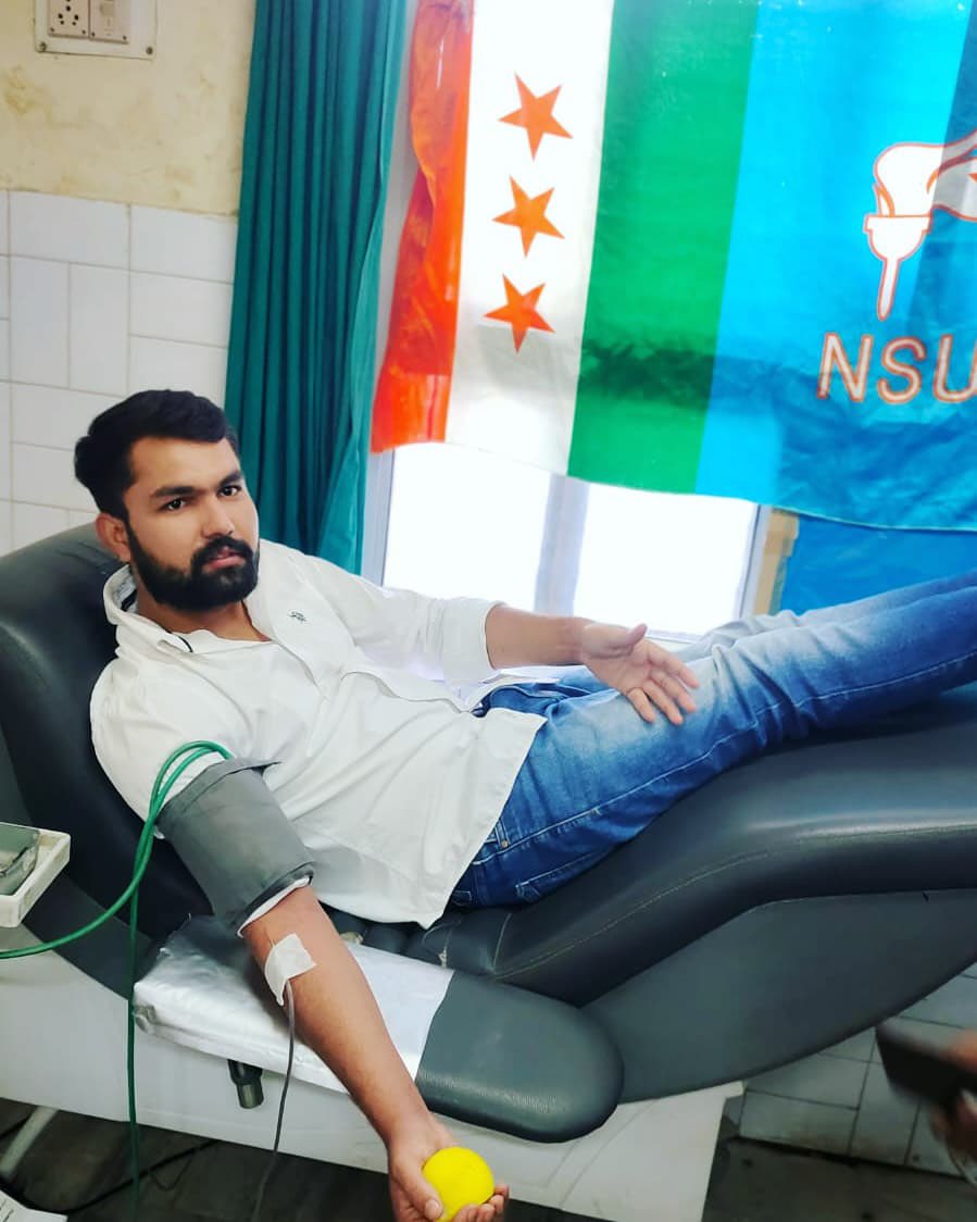 KekriOfficial's tweet photo. NSUI के प्रदेशाध्यक्ष बड़े भाई अभिषेक चौधरी जी का जन्मदिवस आज अजमेर NSUI ने सेवा दिवस के रूप में मनाया जन्मदिवस ब्लड डोनाशन कैम्प, गायों को चारा और गरीबों को फल किये वितरित,साथ ही सर्दी को देखते हुए खानाबदोशों को बांटे कंबल। @withabhinsui @NSUIRajasthan @AbdulFarhanNSUI https://t.co/qQsqHCwadQ