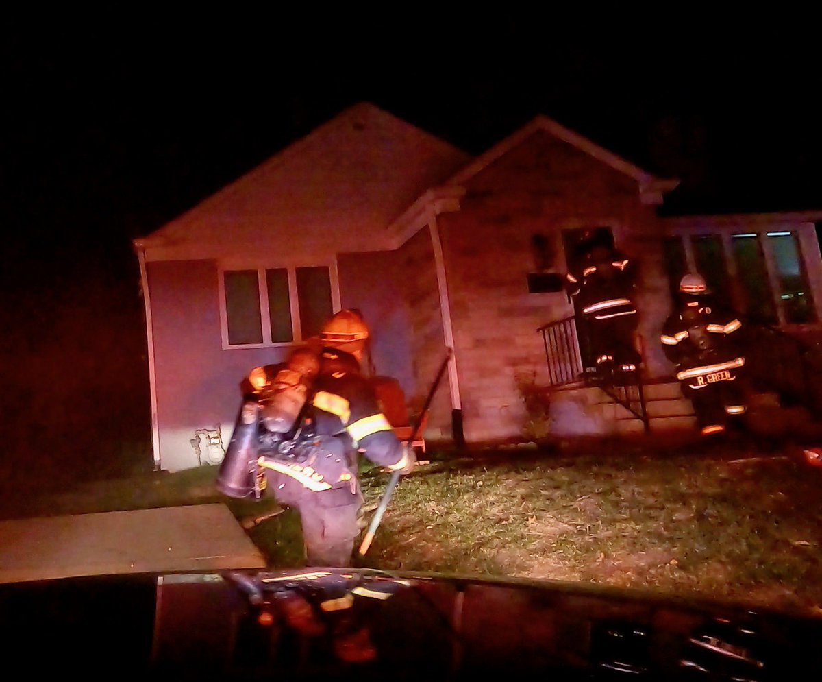Kentland33's tweet photo. #Truck33 going to work on an attic fire at 5618 Hawthorne Street as the 1st Due Truck, #VDCB Riley with Command https://t.co/1OBi6rlbtS
