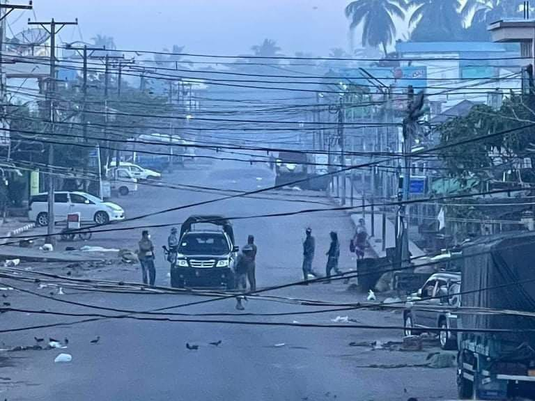 spring21MM's tweet photo. Military Terrorists Opened Fire, Threatened civilians not to come out and Forced to close shops in #Twantay Tsp, Yangon Region on Dec 11 morning for participating in #SilentStrike on Dec 10.
-Besides, SAC Ordered to close the markets for 7 days according to residents.
#Dec11Coup https://t.co/ZonHrF81P1