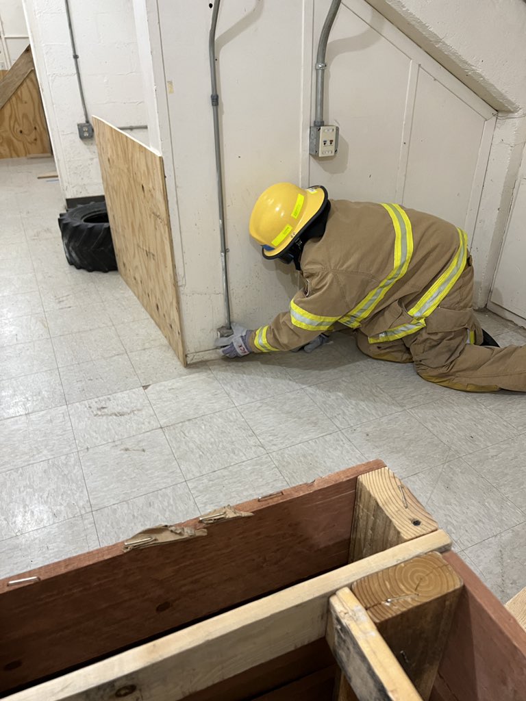 YsletaFire's tweet image. Looks easy with the lights on, but once the lights go out or the no-vis goggles go on, that’s when it gets real.  #FireTechRules and #wegotafogmachinetoo @YsletaHS @yhscte @Ysleta_CERT