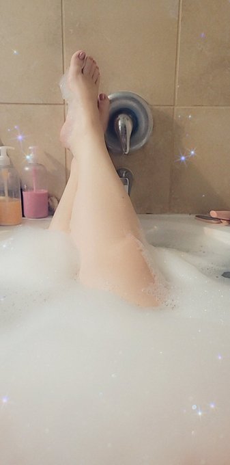 I think I'm in heaven. 😇😌 https://t.co/ZEigdVkAWI<a href="/tag/realloyalfans"class="tags"><span>#realloyalfans</span></a>
