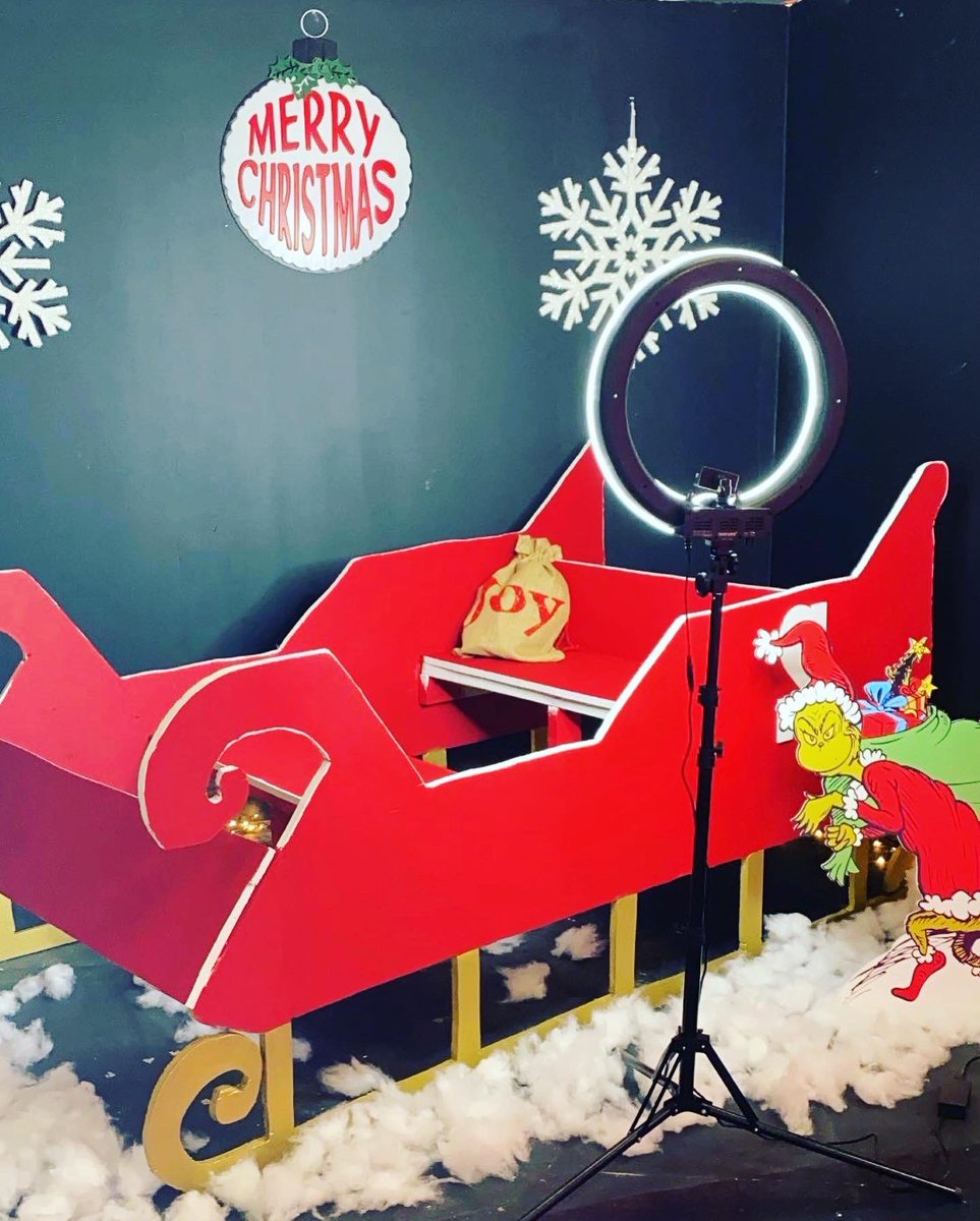 qsselfiepalace's tweet photo. Christmas at the Palace 🎄 https://t.co/UPWhrPZ79m