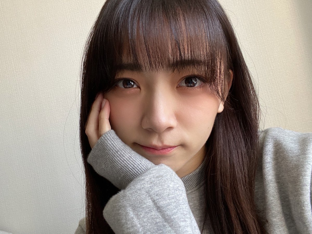 moe_goto0520's tweet photo. 自撮りが上手くいかなすぎて、
30分くらいスマホと格闘してました。

今日、稽古の前に、
14時~APEXゲーム実況しますっ🦖⸒⸒
30分戦った勇姿をお納めください。 https://t.co/070Ry4t64D