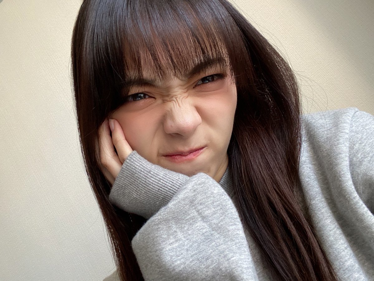 moe_goto0520's tweet photo. 自撮りが上手くいかなすぎて、
30分くらいスマホと格闘してました。

今日、稽古の前に、
14時~APEXゲーム実況しますっ🦖⸒⸒
30分戦った勇姿をお納めください。 https://t.co/070Ry4t64D
