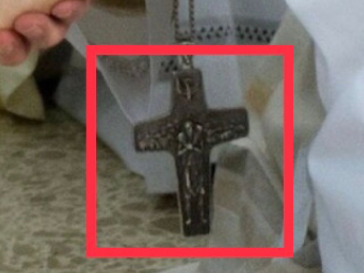 Evdall's tweet photo. @hipatia20s Por orden de este “engendro” al que llaman #PapaFrancisco.Insignificante servidor del #Clubfraternal como así lo demuestra “su cruz”(de TODO menos “Cristiana”).Este “besa-pies”,con menos “alma”que una servilleta, logró venderla al “Club” y este el NIVEL…#NOM https://t.co/hlbTCDPyXd
