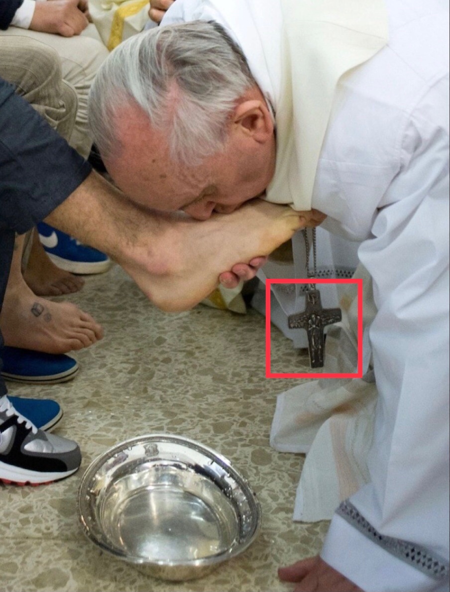 Evdall's tweet photo. @hipatia20s Por orden de este “engendro” al que llaman #PapaFrancisco.Insignificante servidor del #Clubfraternal como así lo demuestra “su cruz”(de TODO menos “Cristiana”).Este “besa-pies”,con menos “alma”que una servilleta, logró venderla al “Club” y este el NIVEL…#NOM https://t.co/hlbTCDPyXd