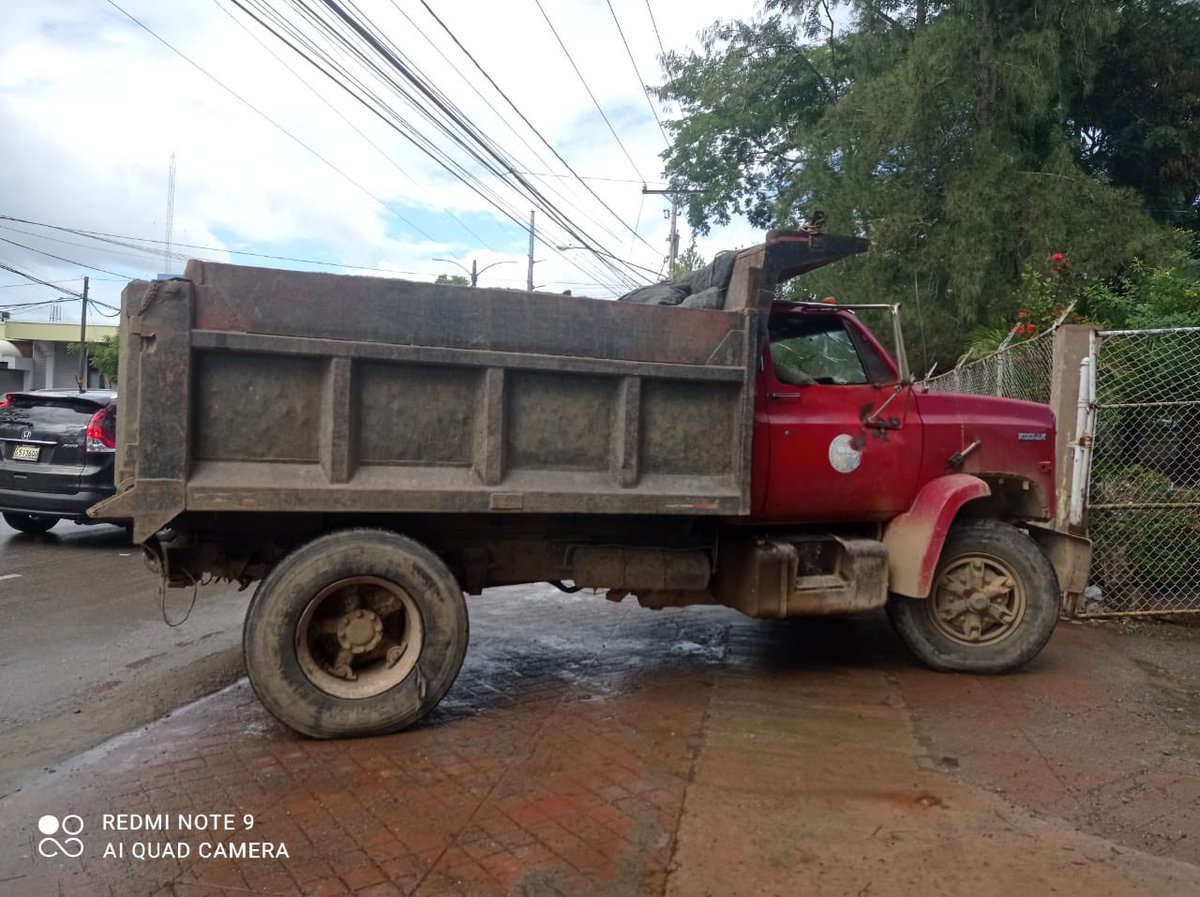 senpard's tweet photo. Miembros del SENPA, apostados en la Provincia “Duarte” realizaron un operativo donde resultó detenido el conductor del camión marca Chevrolet, transportando material de la corteza terrestre (arena) sin permiso ambiental.

#senpard
#operativos
#delitosambientales
#ley6400 https://t.co/9VFyW1wgNQ