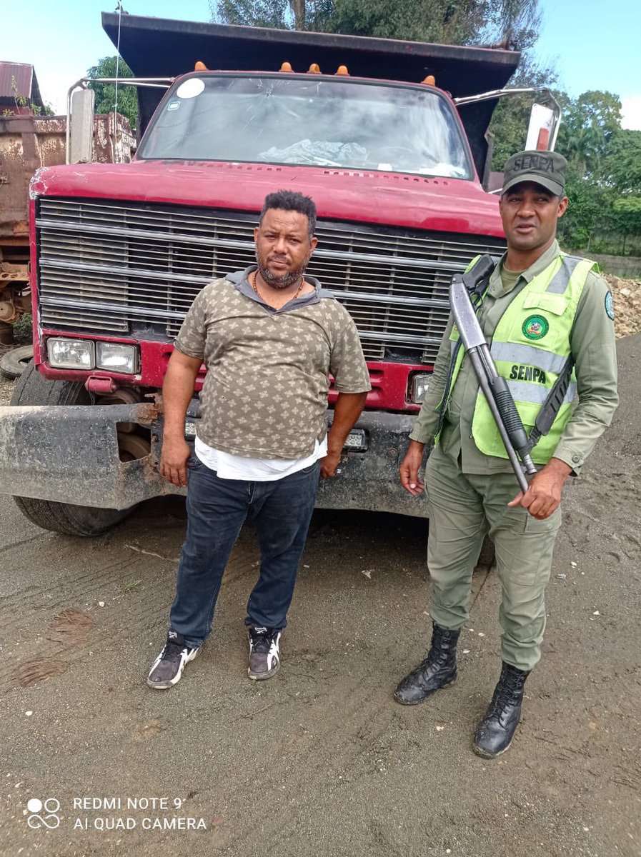 senpard's tweet photo. Miembros del SENPA, apostados en la Provincia “Duarte” realizaron un operativo donde resultó detenido el conductor del camión marca Chevrolet, transportando material de la corteza terrestre (arena) sin permiso ambiental.

#senpard
#operativos
#delitosambientales
#ley6400 https://t.co/9VFyW1wgNQ