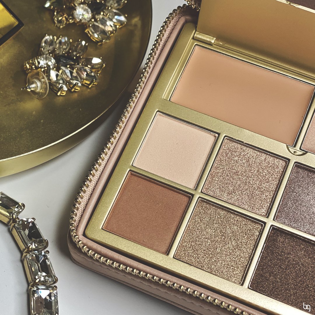 bglowing's tweet image. 12 Days of Gifts: Day 10! Get a FREE b-glowing Illuminate + Shine Palette worth $48 with any order $100+. This rule-breaking eye palette formulated with innovative ingredients for endless, effortless eye looks. Head to the link in our bio to start shopping!