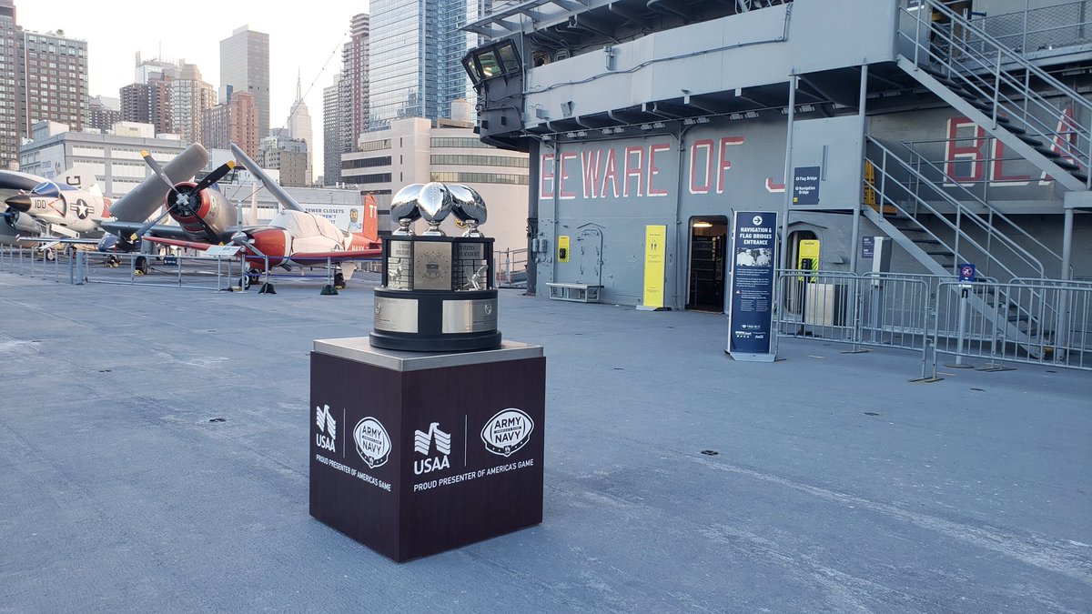 joefav's tweet photo. Great day @IntrepidMuseum with @USAA #radiorow for #ArmyNavy
 16 stations, 10 hrs of guests &amp; got the #commanderinchiefstrophy on the flight deck before sundown! #goarmy #GoNavy #sportsbiz #storytelling https://t.co/P4TOfYqQuU