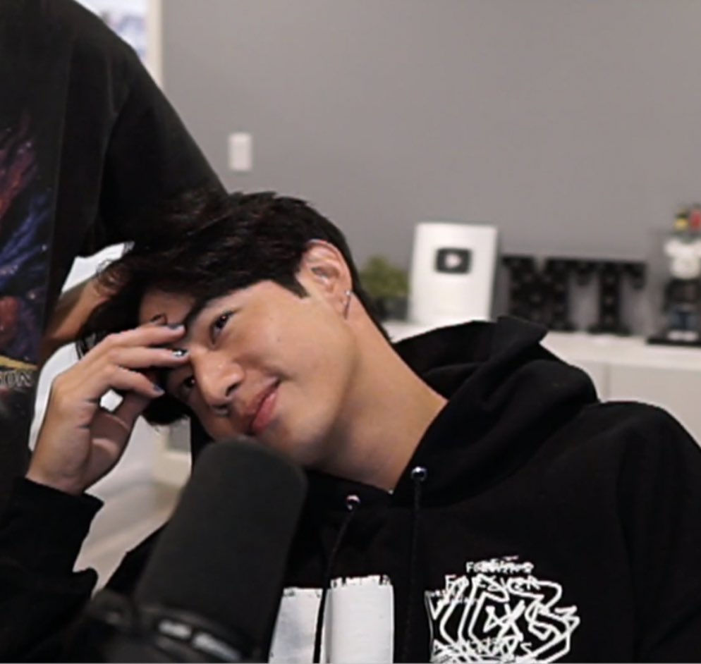 cholymarkk's tweet photo. ทำเสียงในสตรีมหาย มาร์คต้วนยกมือไหว้5555555555555555555555555555555555555555555555555 ขอโทษครับ นั่งกุมหัวสลด คนไทยหรอ55555555555555555555555 https://t.co/4Q1WNWfM2q