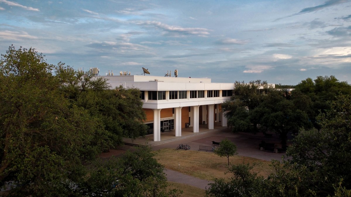 AngeloState's tweet photo. That's a wrap on the fall 2021 semester! Have a great winter break, #RamFam. Class of 2021 #AngeloGrads, we'll see you tomorrow! π #AngeloState https://t.co/nSn9cnf7f5