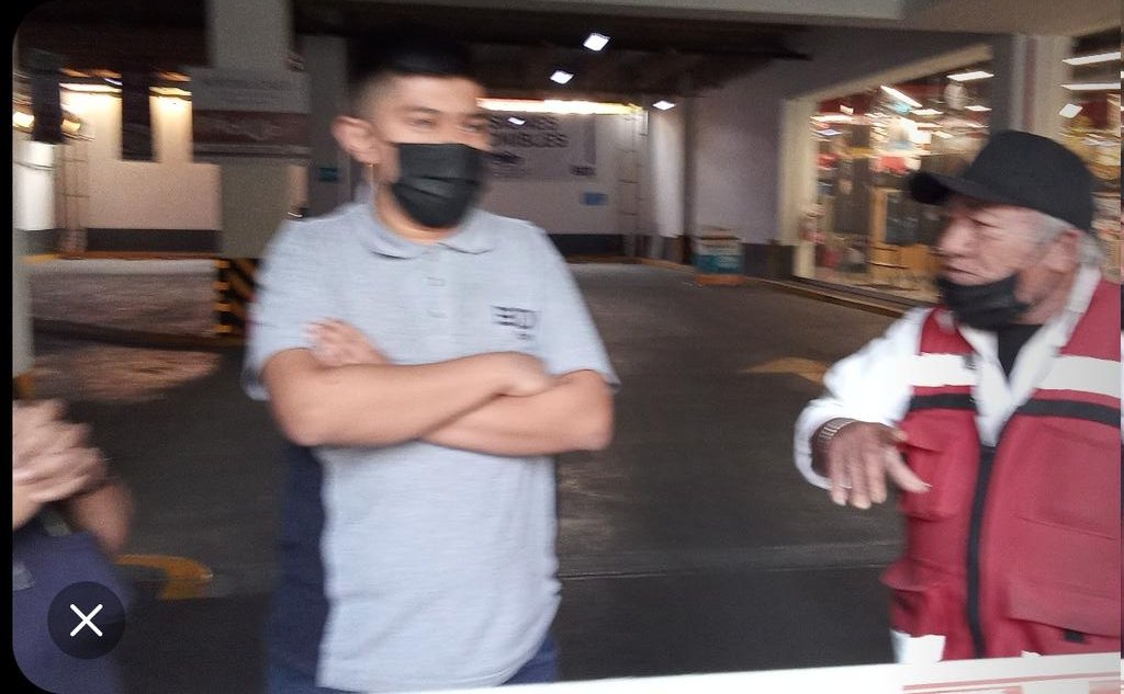 ColoniaGuerrero's tweet photo. @SandraCuevas_ 
Personal de Plaza Tlatelolco son los dueños de la vía pública? agraden al ciudadano en VIA PUBLICA vieneviene en vía pública agradé a persona de la tercera edad, conmina ciudadanos que agradan los vehículos y se escudan diciendo que la calle es propiedad dla plaza https://t.co/409o6vh1bH