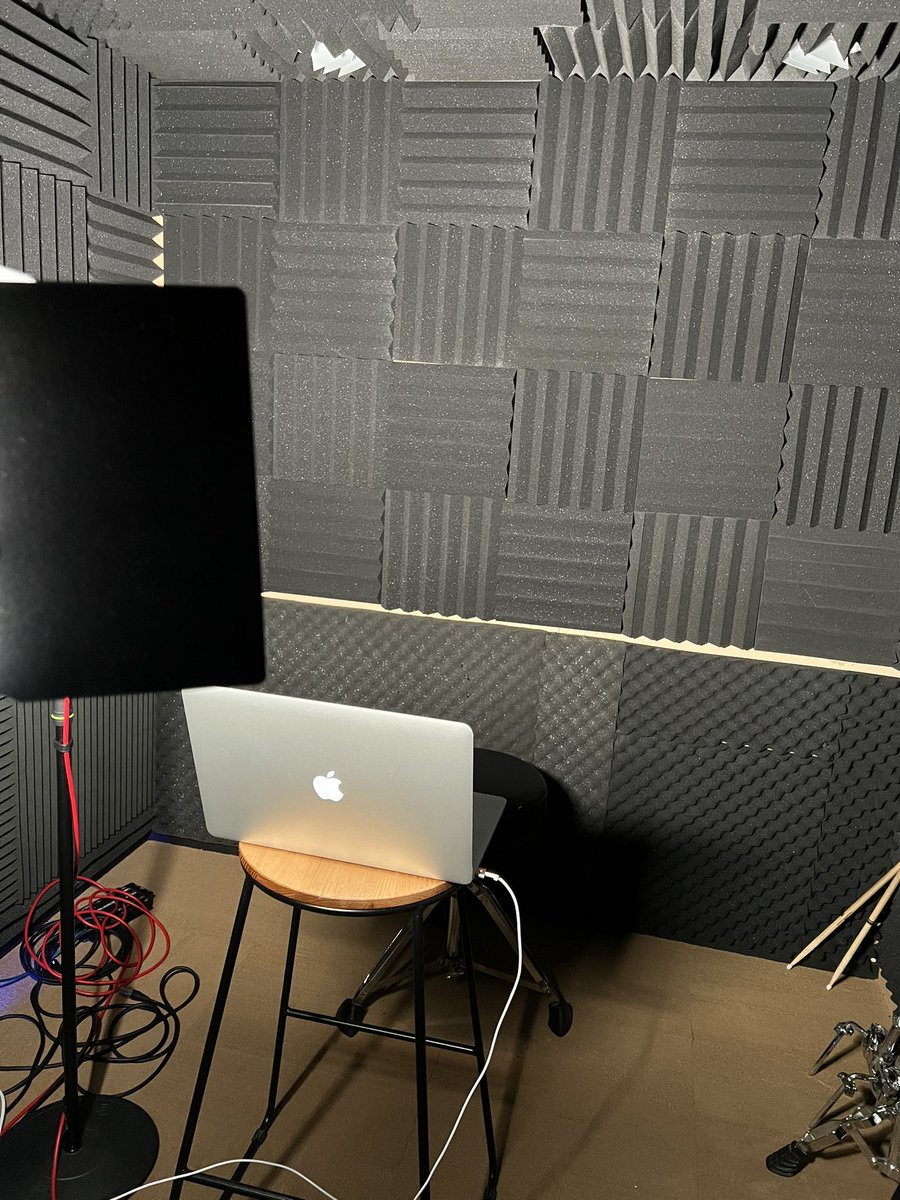 Croos101's tweet photo. Video Interviews are perfect when you have a soundproofed room at home. 😎😎 https://t.co/T9vvXqtG8S