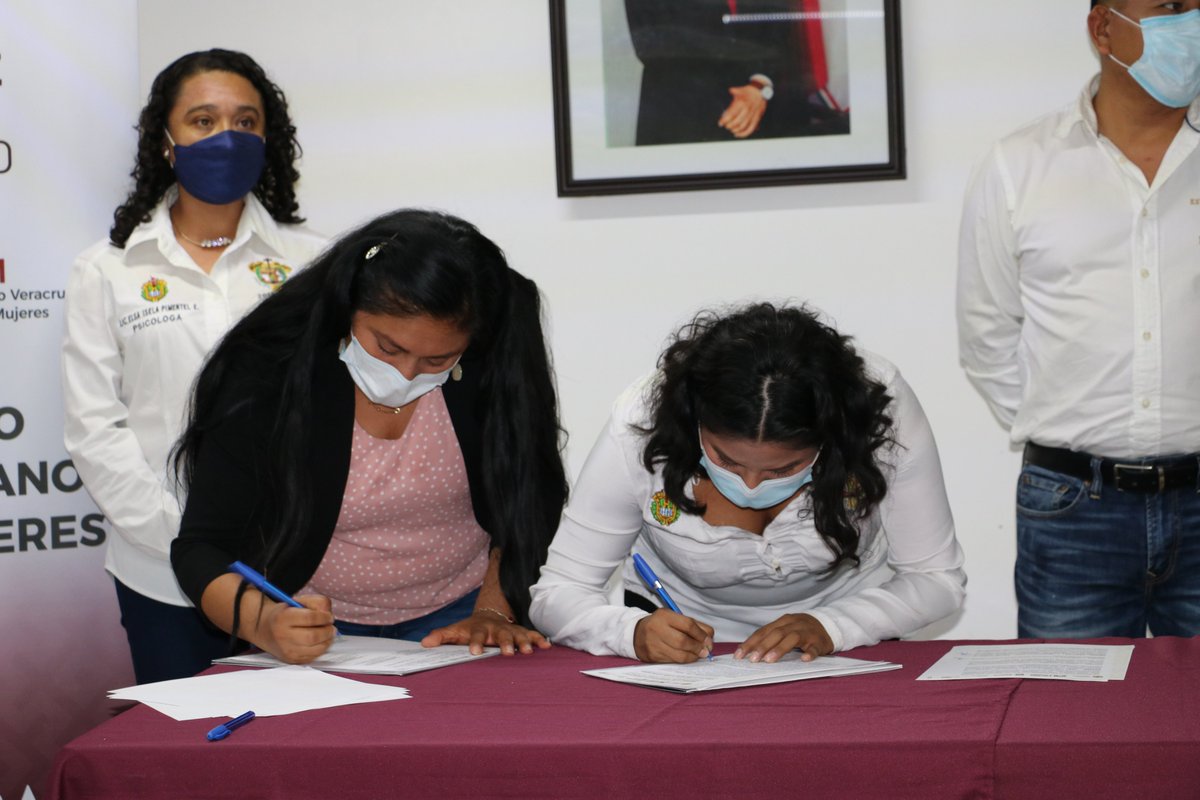 VeracruzIVM's tweet photo. Hoy, se firmó el Convenio de Colaboración para la Alimentación, Fortalecimiento y Actualización del #BANESVIM con el IMM de #SantiagoSochiapan. A su vez, se fortalecieron capacidades para el correcto llenado del mismo. 
#16DíasDeActivismo https://t.co/Q6Urgjde4Q