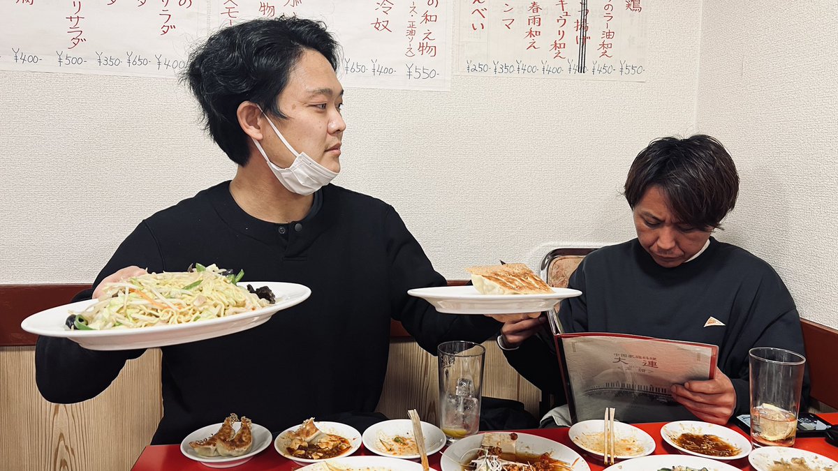 tkcgraffiti's tweet photo. 撮影ヤマスケ秘話。ロケハンでお店に伺った際、撮影のヤマスケが「洋服無茶苦茶いいですね！すぐ買います！」とリップサービス。撮影当日お店で、「本当は着て来たかったんだけどまさに今家に届いた！」という嘘くささ満点の言い訳。ロケハンは撮影の10日前です。ただ、その後彼は毎日着てます。 https://t.co/uol7wkfuf3