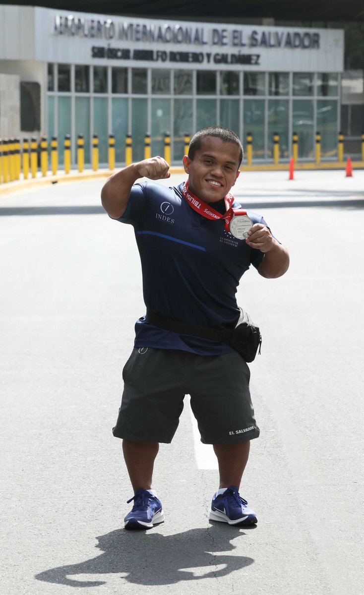ybukele's tweet photo. ¡Bienvenidos, @herbertaceitun1 y 
@jorgelopezPPo! 

Gracias por esa plata lograda en el mundial de parapowerlifting, en Tiflis.  

Y gracias por todo ese esfuerzo por hacer brillar a nuestro país.

Sigamos juntos #ConstruyendoElCamino https://t.co/gO8F9jtMaB