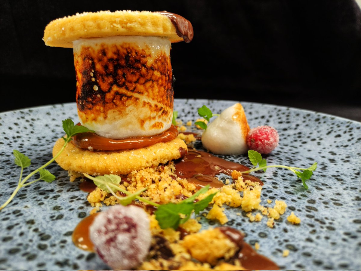 Salted caramel s'mores <a href="/julianward1989/">Julian Ringham-Ward</a> @ChefSi71 <a href="/SarahMccubbin6/">Sarah Mccubbin</a> <a href="/OxfordAndrew/">Andrew Oxford</a> <a href="/OliCullers/">Oli Cullingworth</a> <a href="/chefbenji64/">Ben Cook</a> <a href="/DanielCollier84/">Daniel Collier</a> <a href="/UppinghamSchool/">Uppingham School</a> <a href="/HolroydHowe/">Holroyd Howe</a> <a href="/Upp_Samworths/">Samworths | Uppingham School</a>
