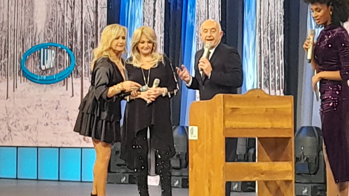 O día que <a href="/SabelaOficial/">Sabela Oficial</a> e <a href="/BonnieTOfficial/">Bonnie Tyler</a> botaron unha ao xogo da ra 🤩

#luar1287