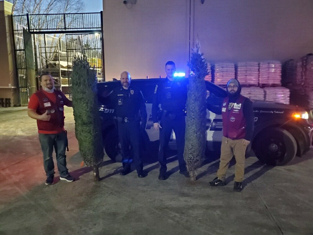 Lowes2263's tweet photo. We had a great opportunity tonight to donate 13 trees to the Waterford, CT police department! They will be donating the trees!Thank you for all you do Waterford police department!! @WaterfordPolice @DANIEL12520802 @CastagnaMike1 @TweetUsR30 @cag315 @BoltzBill @JoeMcFarland_ https://t.co/4pWrZ2T7JY