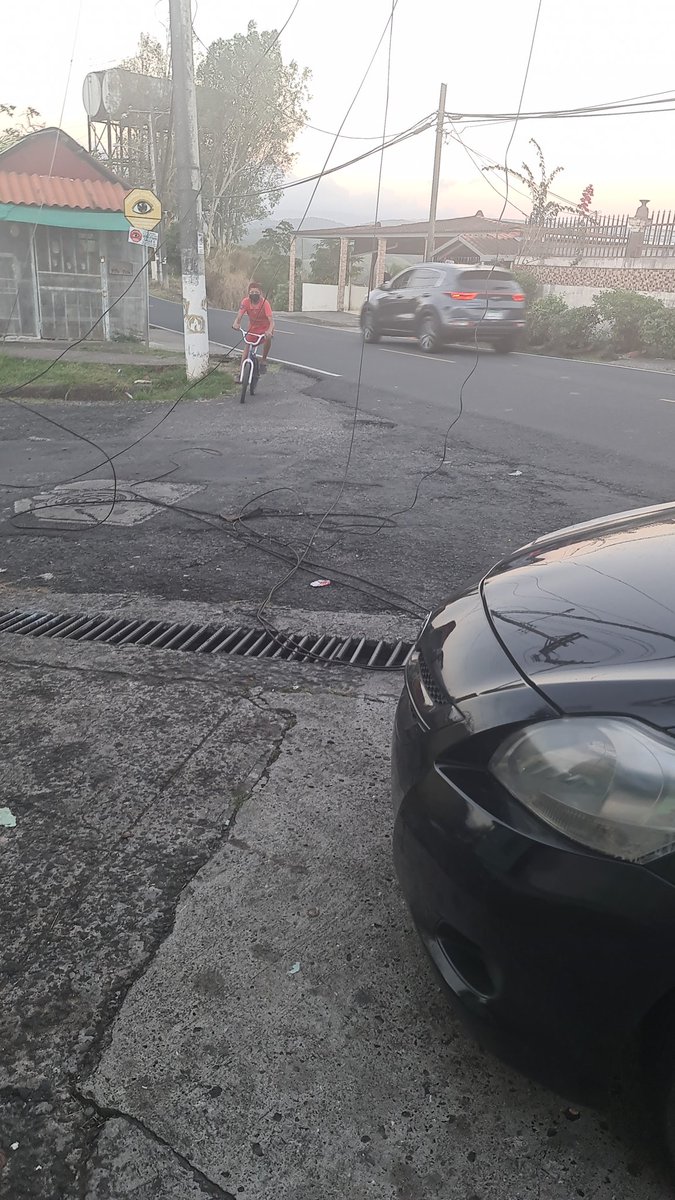 Cables de <a href="/MasMovilPanama/">MasMovilPanama</a> caídos en barriada CUMBRES DEL ESTE LA CABIMA, NO TENEMOS SERVICIOS VENGAN A REPARAR *URGENTE* <a href="/jspiegelf/">Julio Spiegel</a> AYUDAAAAAA....